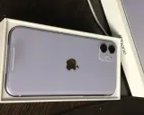 Nowy, fioletowy iPhone 11 w pudełku.