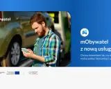 Mężczyzna sprawdza telefonem ważność OC po numerze rejestracyjnym pojazdu. Aplikacja mObywatel oferuje nową usługę.