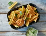 En skål med gyllene pommes frites, perfekt för att doppa i den krämiga såsen till pommes.