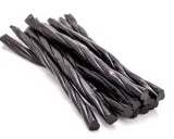 Un montón de regaliz negro retorcido. Es bueno comer regaliz negro para un dulce sabor.
