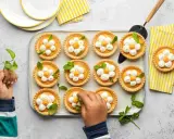 Douces tartelettes à l'abricot, décorées de crème fouettée et de menthe, prêtes à être dégustées.