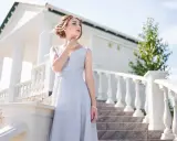 Elegancka sukienka na bierzmowanie dla dziewczyny. Jasnoszara, zwiewna kreacja z subtelnymi zdobieniami przy dekolcie, idealna na uroczystość.