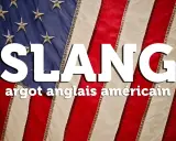 Le mot "SLANG" en gros caractères blancs sur fond de drapeau américain. En dessous, "argot anglais américain" en plus petit.