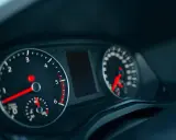 El tacómetro muestra el motor en ralenti coche, con la aguja cerca de 0 RPM. El velocímetro está apagado.