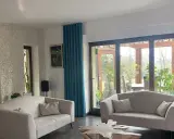 Jasne, turkusowe zasłony w salonie dodają mu uroku. Dowiedz się, jak prać zasłony, by zachowały świeżość i kolor.