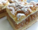 Szarlotka z pianką, posypana cukrem pudrem, wygląda apetycznie. To najlepsza szarlotka jaką jadłam!