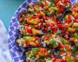 Mejillones a la vinagreta, cubiertos con una colorida mezcla de pimientos picados y cebolla.