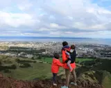 Familia disfrutando de vistas panorámicas de Edimburgo con niños. Un día perfecto para explorar la ciudad.