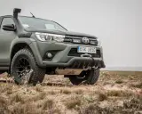 Zielony, terenowy pickup z wyciągarką i snorkel'em. Idealne jakie auto na ryby, by dotrzeć wszędzie.