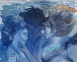 Tre volti in blu, immersi in un'atmosfera onirica. La **perspiratio insensibilis** sembra evocata dalle gocce d'acqua e dalla fusione dei corpi.