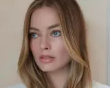 Blond włosy z pasemkami, lekko pofalowane, idealnie podkreślają rysy twarzy. Taka fryzura do kwadratowej twarzy dodaje miękkości.