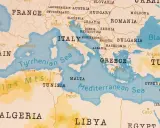 Mapa Europy i Afryki Północnej. Widać Morze Śródziemne, Morze Tyrreńskie, Włochy, Grecję, Tunezję, Algierię. Kreta jakie morze? Morze Śródziemne.
