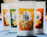 Suszony ser cheddar w opakowaniach. Czy ser jest policzalny czy niepoliczalne? Te chrupki serowe to świetna przekąska.