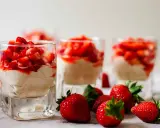 Enkel dessert med jordgubbar i glas, toppad med färska jordgubbar och en krämig fyllning. Perfekt för en sommardag.