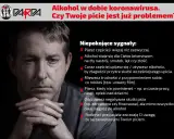 Zamyślony mężczyzna z dłońmi pod brodą. Obok lista sygnałów ostrzegawczych, wskazujących na codzienne picie alkoholu wieczorem jako problem.