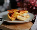 Ein Stück cremiges Kartoffelgratin mit goldbrauner Kruste auf einem Teller, bereit zum Servieren. Dieses Kartoffelgratin Rezept ist ein Genuss!
