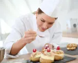 Pâtissière avec CAP, elle décore des choux. Elle rêve d'ouvrir sa boulangerie.