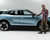 Hombre junto a un coche azul claro, mostrando las medidas del Ford Explorer.