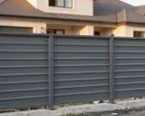 Nowoczesne ogrodzenie panelowe w kolorze grafitowym, idealne do zabezpieczenia posesji. Sprawdź koszt ogrodzenia panelowego.