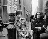 Donne in strada, stile anni '60, un'istantanea che ricorda Stephen Shore.