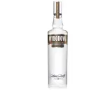 Eine klare Flasche Wyborowa Wodka, "Polski Ziemniak" steht im Fokus. Diese limitierte Edition, hergestellt aus Kartoffeln, verspricht exklusive Qualität.