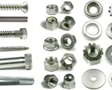 Un surtido de tornillos, tuercas y arandelas metálicas. Un juego tornillos y tuercas para cualquier proyecto.