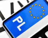 Zbliżenie na polską tablicę rejestracyjną z symbolem UE. Litery "PL" są wyraźne, ale reszta numeru jest nieczytelna tablica rejestracyjna.