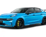 Ein leuchtend blauer Lynk & Co 03+ mit schwarzem Dach und Spoiler, schwarzen Felgen und gelben Bremssätteln.