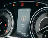 Na desce rozdzielczej świeci się kontrolka cisnienia opon TPMS. Obok widnieje też kontrolka hamulca.