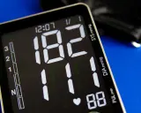 Ciśnienie 182/111 mmHg, tętno 88. Wynik pomiaru ciśnienia krwi na ekranie ciśnieniomierza.