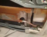 Zmywarka Electrolux z błędem i20. Widoczny zbiornik z brązową wodą i solą.