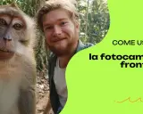 Un uomo sorride accanto a una scimmia, forse per questo la fotocamera interna è sfocata. Testo: "COME USARE la fotocamera frontale".