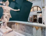 Antik staty i marmor i en modern museimiljö. En av många sevärdheter på roliga museum i Stockholm.