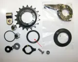 Zestaw części do naprawy przerzutki w piaście: zębatka, nakrętki, uszczelki, mechanizm i śruba.