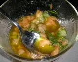 Sauce vierge fraîche avec des dés de tomate, des herbes et de l'huile d'olive, prête à accompagner un poisson.