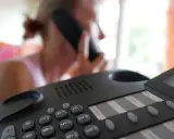 Frau am Telefon, hört auf eine Stimme. Ein fake-anruf mit stimme könnte sie täuschen.