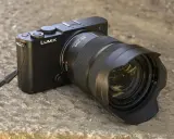 Cámara Lumix S9 negra con lente 28-200mm, lista para capturar momentos.