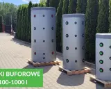 Trzy duże, szare bufory ciepła stoją na paletach. Zastanawiasz się, bufor ciepła 1000l na ile wystarczy?