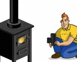 Hombre con codo de chimenea listo para instalar chimenea de leña en casa.