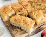 Nybakad focaccia med rosmarin och flingsalt, perfekt för ett enkelt recept.