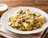 Krämig svamp pasta med färsk persilja och riven parmesan. Enkel och god vardagsrätt.
