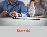 Para przy stole z dokumentami i obrączkami. Koniec małżeństwa, być może z powodu przemocy domowej.