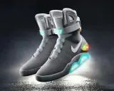 Szare buty Nike z podświetlaną podeszwą i logo, przypominające najdroższe buty Nike z filmu.
