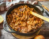 Herzhaftes Zwiebelfleisch im Dutch Oven, mit Zwiebeln und Fleisch in einer würzigen Sauce. Ein Klassiker, der auf keinem Grill fehlen darf.