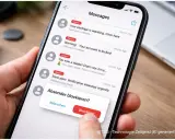 Hand blockiert unerwünschte SMS. Die Nachricht "Absender blockieren?" wird auf dem Smartphone angezeigt.