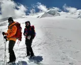 Dwóch alpinistów na śnieżnym szlaku w kierunku Mera Peak.