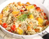Bunter Quinoa-Salat mit Karotten, Tomaten und Orange. Ein Beweis, dass ist quinoa gesund und lecker ist.