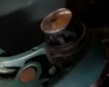 Zepsute kółko walizki Ochnik z bliska, widoczny mechanizm mocowania.