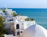 Casas blancas con cúpulas y el mar azul en Túnez. Un lugar perfecto para disfrutar con niños.