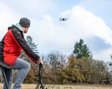 Mann mit Drohne im Flug, die der Spielzeugrichtlinie entspricht.